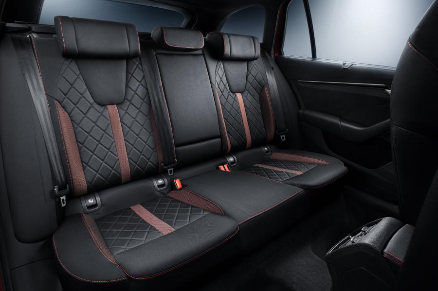 Интерьер Skoda Octavia RS iV Combi 2020 года  (WW) (фото 3 из 22)